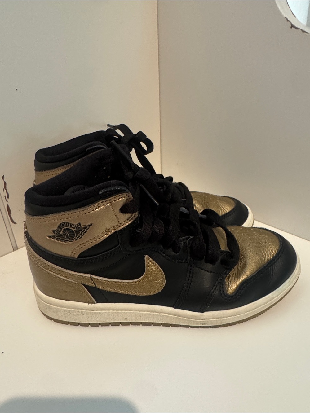 Jordan 1 Kids' High-Top Sneakers Black Metallic Gold Nike 1Y Retro High OG Nike